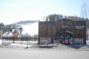 KAYAK屋越しにHOWELSEN SKI AREA